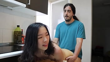 留学美女偷腥记:洋男友厨房内无套狂插嫩穴中出