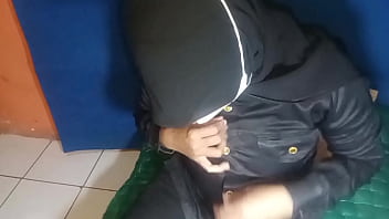 Cô Bảo Vệ Nứng Cồn Cào Tự Sướng Đến Mức Vọt Nước