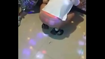 Lắc Lư Trong Phòng Hát, Vén Váy Lên Khoe Body Nóng Bỏng